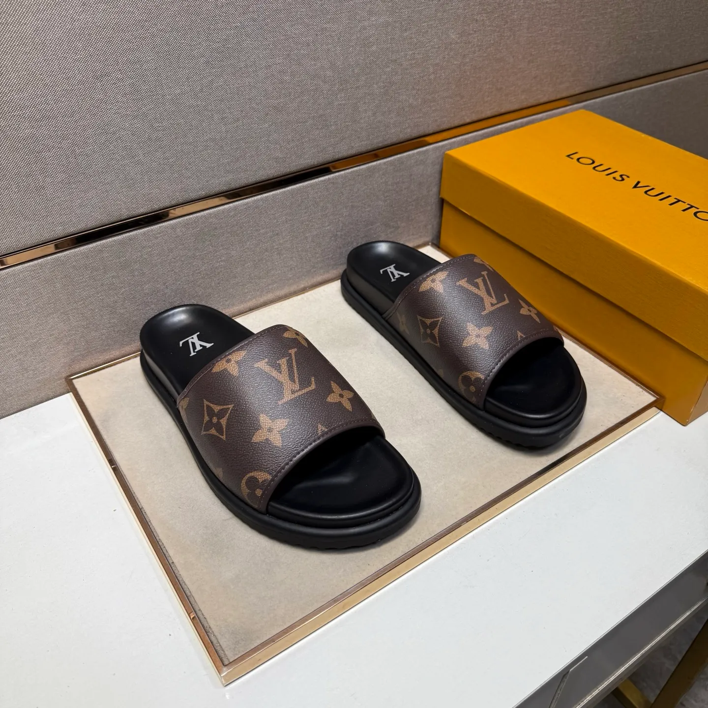 ⬛️Men's shoes 💰p320 [LV～] Men's casual slippers 2025z cabinet sales simultaneously 🔶Size: 38-44 #️⃣ 🔷3 colors🔜The upper is made of multi-material splicing ➕Genuine leather lining, comfortable and breathable, sole: original comfortable and wear-resistant outsole, ⚠️real thing📱photographed🎬real thing is better📢📢📢